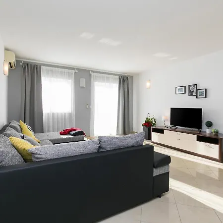 Apartment Dijana *